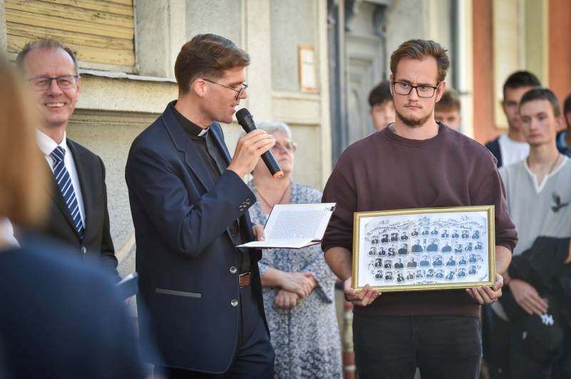 Szabó Gábor, piarista szerzetes jelenlegi osztályával